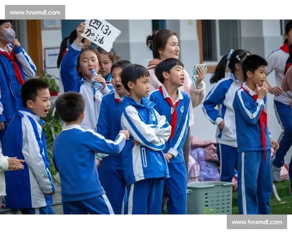 黄果遇榴花：绿茵场的春日交响